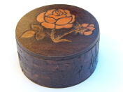 Krabička s motivem růže z tmavého dřeva